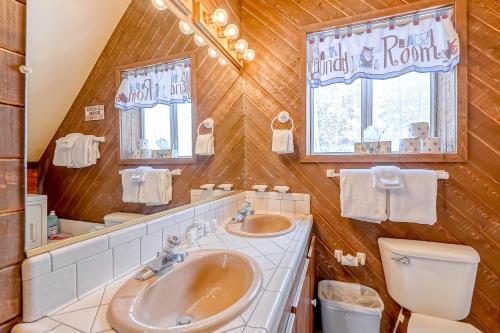 ein Badezimmer mit Waschbecken und Toilette in der Unterkunft Almost Heaven in Brian Head