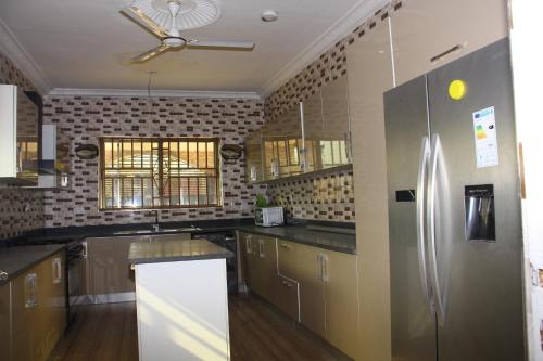Kjøkken eller kjøkkenkrok på Masbella Hotel Ltd