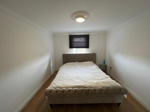 een kleine slaapkamer met een bed in de hoek bij Angle90 apartments in Londen