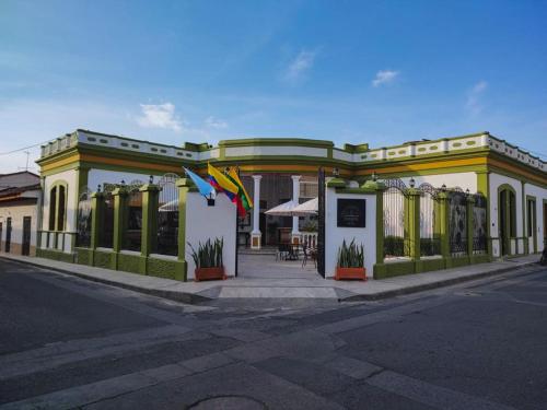 ブガにあるHOTEL EVOCACIÓNの旗の目の前の建物