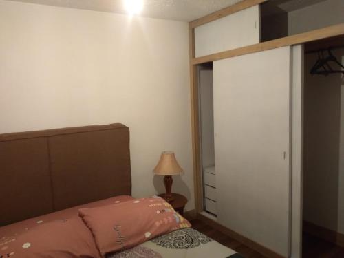 una piccola camera con letto e armadio di El Limonal a Quito