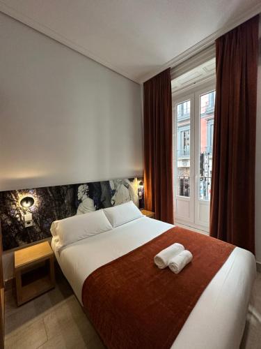 A bed or beds in a room at Hostal Cervelo
