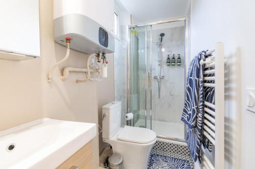 une salle de bain avec une douche, des toilettes et un lavabo dans l'établissement Sweethost - La Zen Room - Studio Proche Gare & Disneyland, à Lagny-sur-Marne