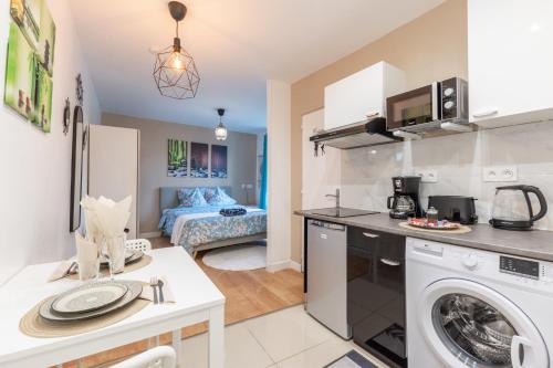 une cuisine et un salon avec laveuse et sécheuse dans l'établissement Sweethost - La Zen Room - Studio Proche Gare & Disneyland, à Lagny-sur-Marne