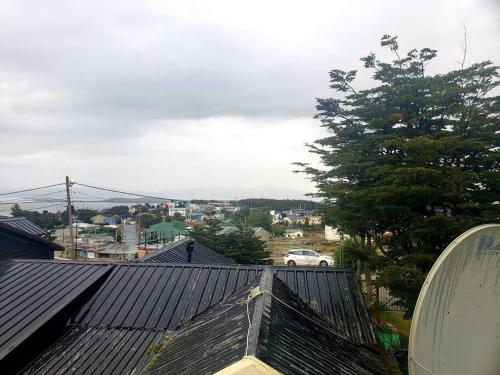Blick auf eine Stadt vom Dach eines Hauses in der Unterkunft Excelente departamento tranquilo in Ushuaia