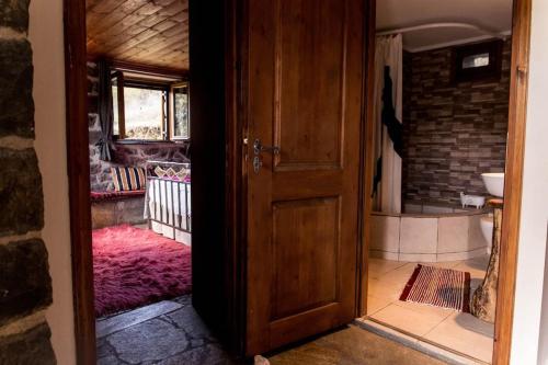 una puerta abierta a una habitación con en Πέτρινη κατοικία με υπέροχη θέα στο όρος Κόζιακα. 