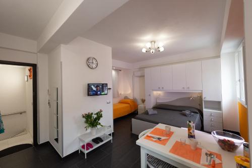波扎洛的住宿－Vacanze a Casa Pozzallo，一个小客厅,配有一张床和一张桌子