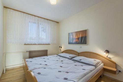 una camera con un grande letto di Bungalow Pintar a Novigrad Istria