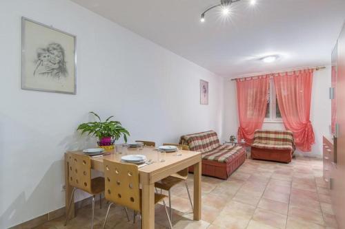 ノヴィグラード・イストラにあるApartment Nadiaのテーブルとソファのあるリビングルーム