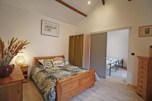 - une chambre avec un lit et une commode dans l'établissement Le clos sainte marie, à Limoges