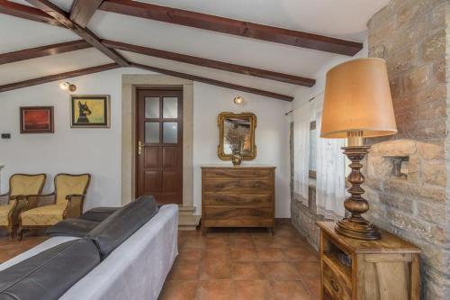 ein Wohnzimmer mit einem Sofa und einem Tisch mit einer Lampe in der Unterkunft Appartment Arrburoni in Novigrad Istria