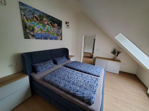 a bedroom with a bed and a painting on the wall at Mosel-Auszeit in Klüsserath