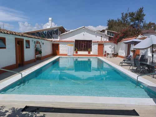ein Pool vor einem Haus in der Unterkunft HOTEL & SPA LAGUNA SECA in Los Baños del Inca
