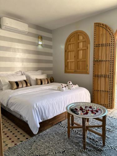 Riad Fes Colors & SPA - Family Lodgingにあるベッド
