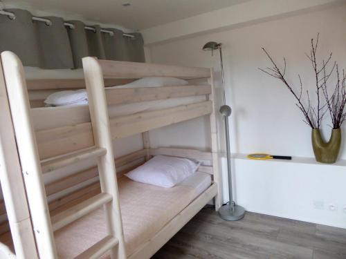 Etagenbett mit Leiter in einem Zimmer in der Unterkunft Bas de villa jardin plein sud proche mer clim-Wifi in Saint-Mandrier-sur-Mer