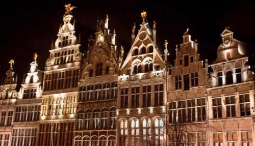 Un gran edificio está iluminado por la noche. en B&B Art and Sleep, en Amberes