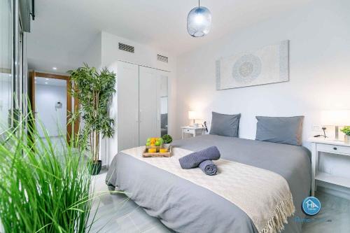 Un dormitorio con una cama con fruta. en Premium Bajo Carlos Haya con Terraza y Parking, en Málaga