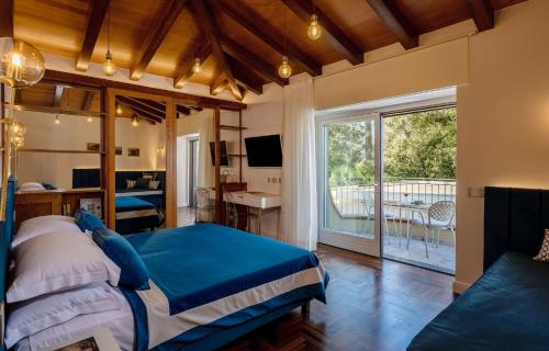 ein Schlafzimmer mit einem blauen Bett und einem Balkon in der Unterkunft Villa Antiche Mura Relais in Sorrent