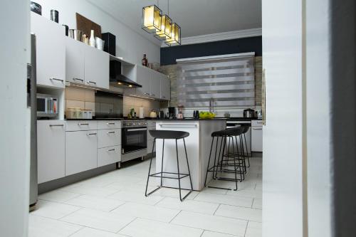 Η κουζίνα ή μικρή κουζίνα στο Impeccable 2-Bed House with Hot-Tub -Wi-Fi