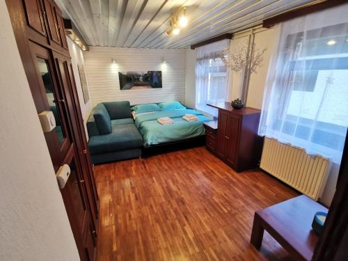 uma pequena sala de estar com um sofá e uma mesa em Cosy Lake em Kranjska Gora
