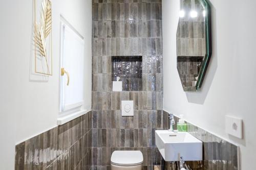 een badkamer met toilet en wastafel bij HomeThirtyFour in Verona