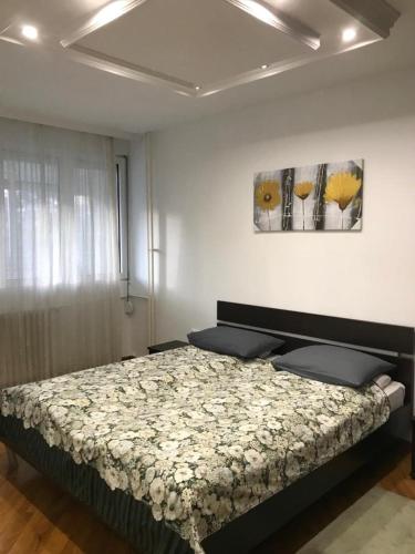 un dormitorio con una cama en una habitación en Bulevar NT Novi Beograd, Zemun, en Belgrado