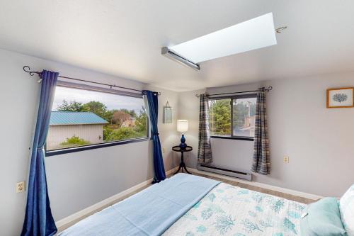 - une chambre avec un lit et 2 fenêtres dans l'établissement South Beach Getaway, à Grayland