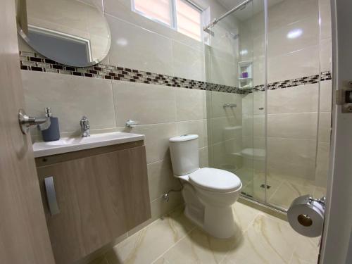 a bathroom with a toilet and a glass shower at Amplio y Lujoso Apartamento en Jamundí in Jamundí