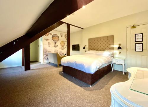 1 dormitorio con 1 cama grande y una escalera en Ruswarp Hall - Whitby, en Whitby