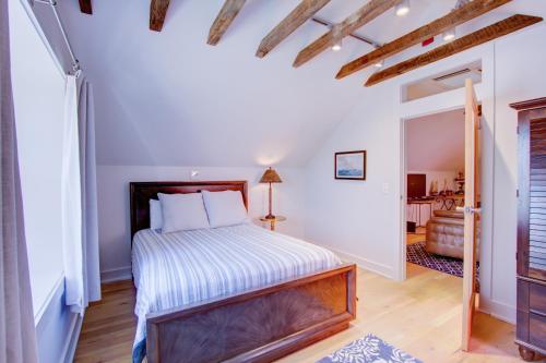 a bedroom with a bed in a room at The Charleston Chestnut Mansion in Charleston