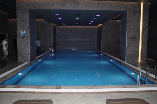 a large swimming pool in a building at 5 yıldızlı Dedeman’da özel residence dairesi in Kocaeli