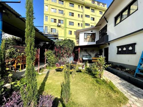 einen Garten vor einem Gebäude in der Unterkunft Omana Hotel in Kathmandu