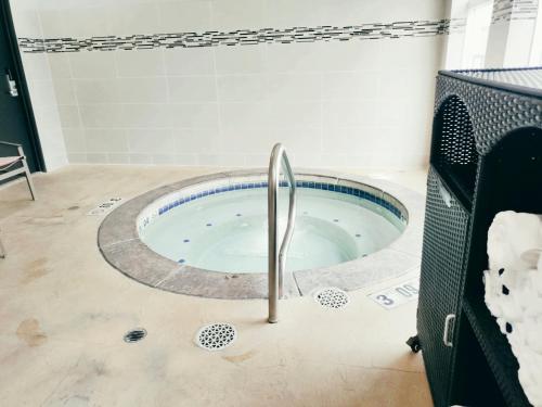 uma casa de banho com jacuzzi no chão em Holiday Inn Express Newberg - Wine Country, an IHG Hotel em Newberg