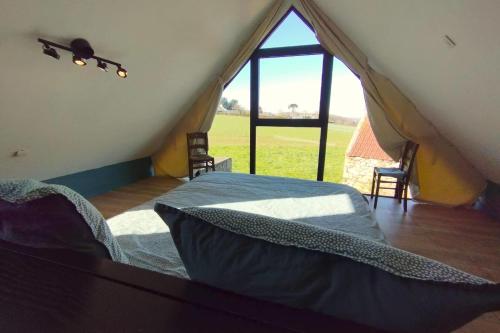 מיטה או מיטות בחדר ב-Large farmhouse with garden and sea view for 8 people