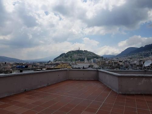 vistas a la ciudad desde el techo de un edificio en Beautiful & fully renovated flat in historic city center, en Quito