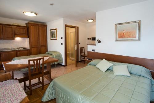 Habitación de hotel con cama y mesa en Albergo Castello da Bonino en Champorcher