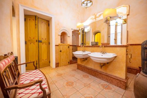 un bagno con due lavandini e un grande specchio di B&B Palazzo de Matteis a San Severo
