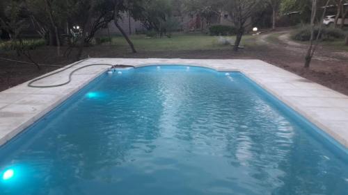 a swimming pool with blue water in a yard at Paraiso Serrano in La Población