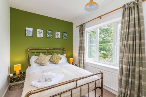 En eller flere senge i et værelse på Mapperley House 4 Bedrooms Sleeps 8 People, FREE PARKING and Private Garden with FIREPIT
