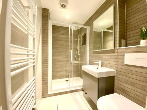 a bathroom with a toilet and a shower and a sink at Stunning Apartment - 1 Minute walk to Poole Quay - Great Location - Free Parking - Fast WiFi - Smart TV - Newly decorated - sleeps up to 2! Close to Poole & Bournemouth & Sandbanks in Poole