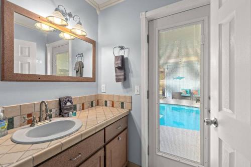 Hồ bơi trong/gần Tiki Hut - Private Pool Home, Game Room, 5 Min Drive 2 Beach, FREE Daily Activities