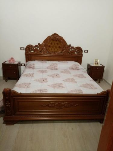 1 cama en un dormitorio con 2 mesitas de noche en casa Trignano, en Isola del Gran Sasso dʼItalia