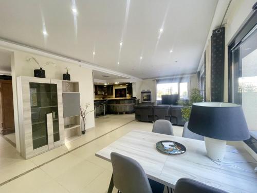 a living room with a table and chairs and a kitchen at DREAM VILLA IN ALBIR BLUELINE in L'Alfas del Pi