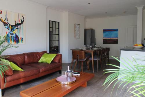 sala de estar con sofá y mesa en Beautiful 4B.2Ba House + office en Raynes Park