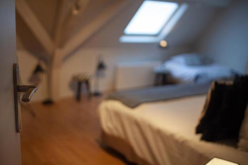 a bedroom with a bed and a window in a room at Bienvenue Chez Nous in Bergues