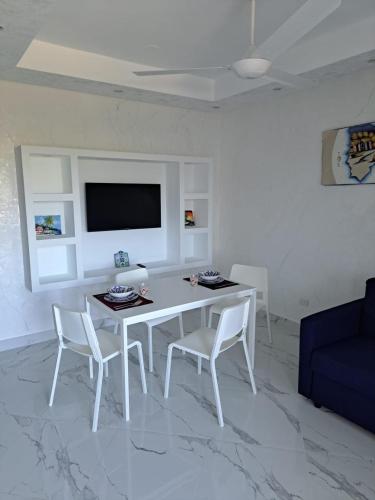 a living room with a white table and chairs at CASA MARAVILLOSA in Bayahibe
