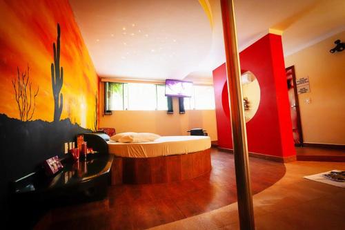 een kamer met een bed en een tafel. bij Motel Ipe in Araçariguama