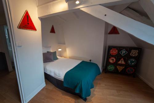 a bedroom with a bed in a attic at Bienvenue Chez Nous in Bergues