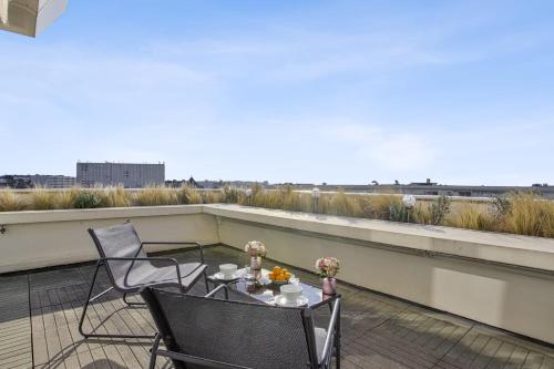 balkon z 2 krzesłami i stołem na dachu w obiekcie Appartement Temerland - 4 étoiles - Welkeys w Biarritz