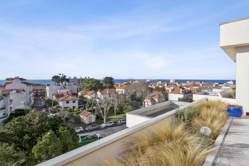 widok na miasto z balkonu domu w obiekcie Appartement Temerland - 4 étoiles - Welkeys w Biarritz